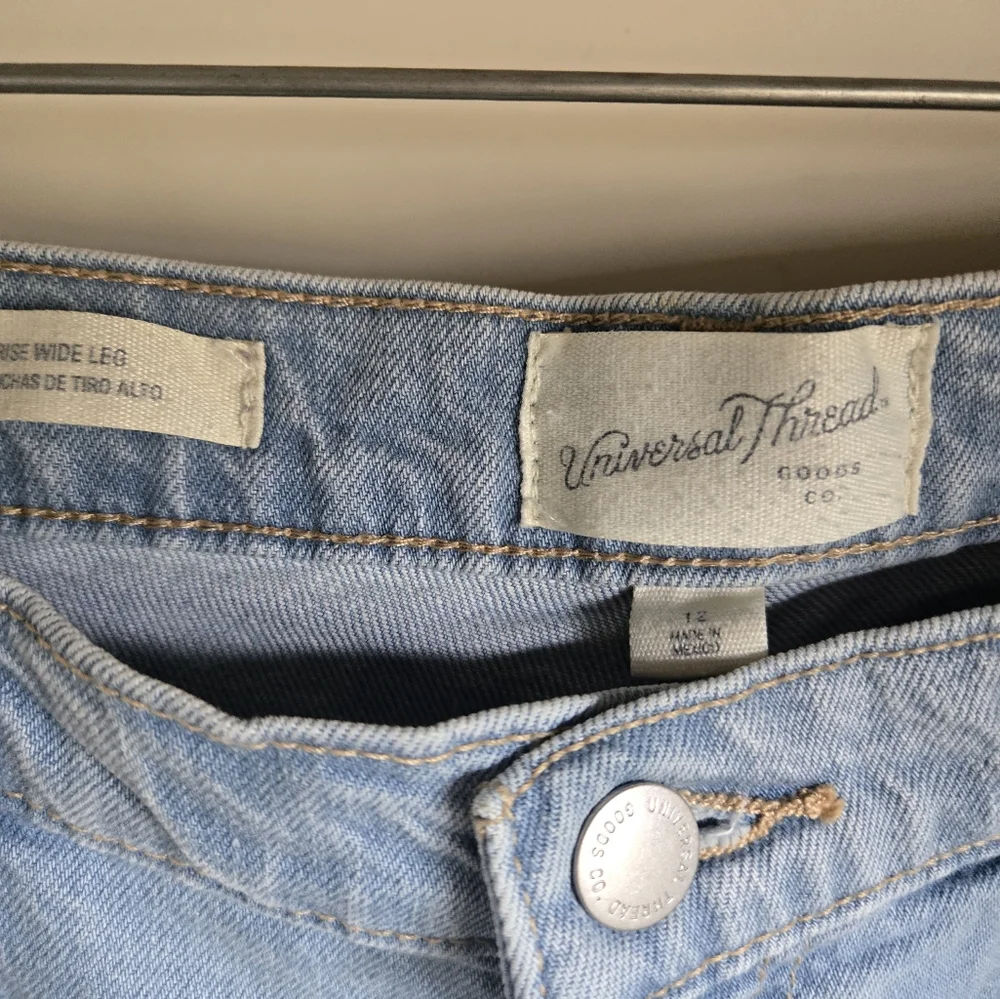 Universal Thread Light Blue Jeans - Picture 3 of 6